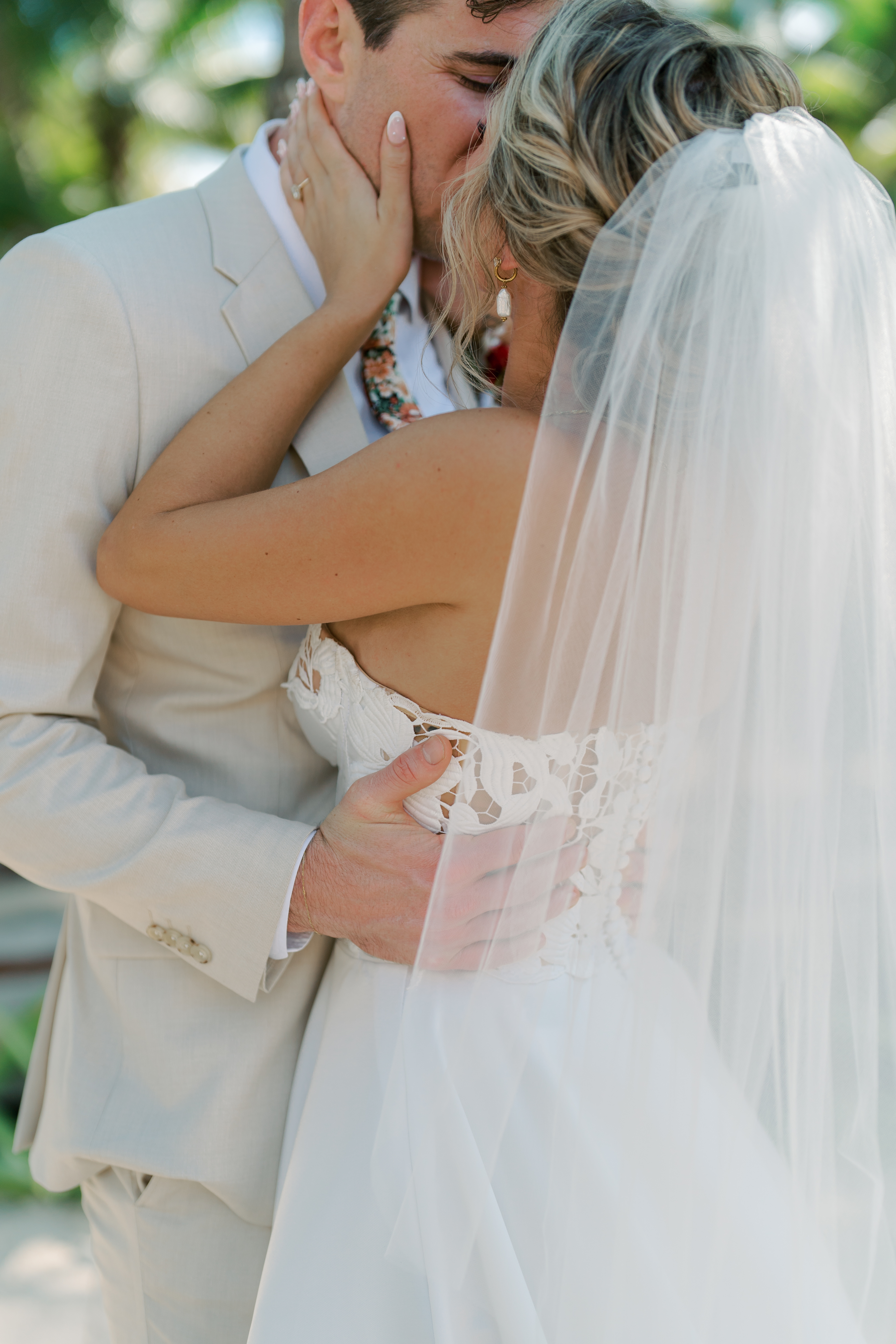 Placing your wedding veil like a pro on your destination wedding by Sarah Garnier Co. in Mexico.