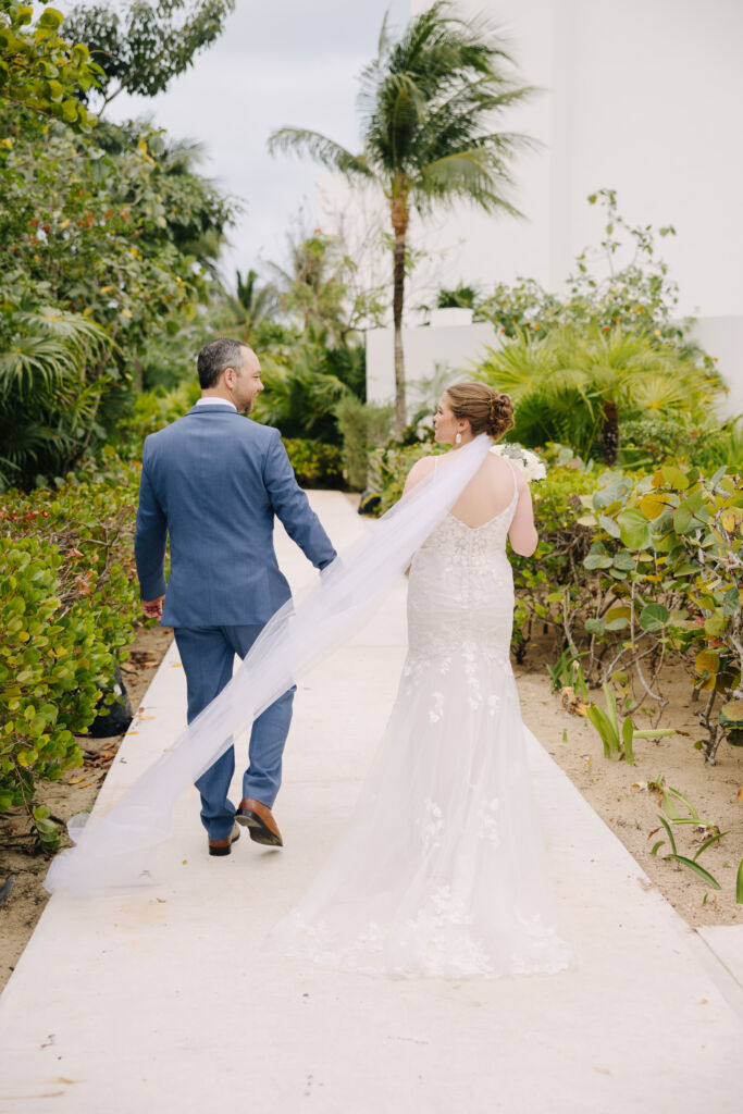 Placing your wedding veil like a pro on your destination wedding by Sarah Garnier Co. in Mexico.